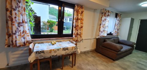 Wohnung Lena: Essbereich am Fenster mit Sofa