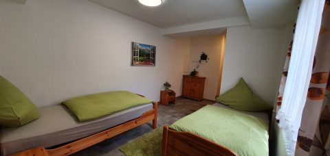Wohnung Lena: Schlafzimmer mit zwei Einzelbetten am Fenster