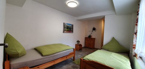 Wohnung Lena: Schlafzimmer mit zwei Einzelbetten und Wandbild